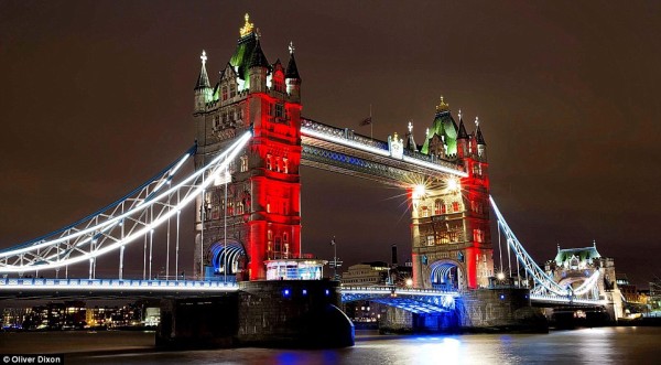 2E7249EA00000578-3318549-Tower_Bridge_is_lit_up_in_the_colours_of_the_French_flag_as_a_vi-a-35_1447544875722